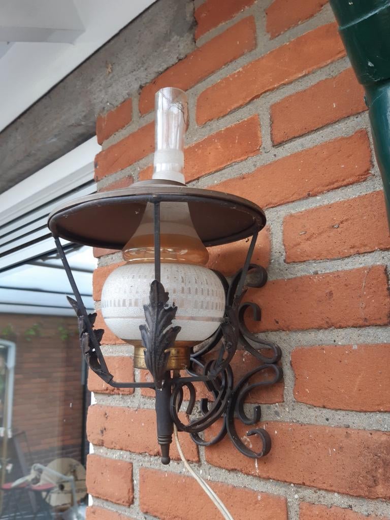 Vintage wandlamp van smeedijzer en melkglas, Ophalen, Gebruikt