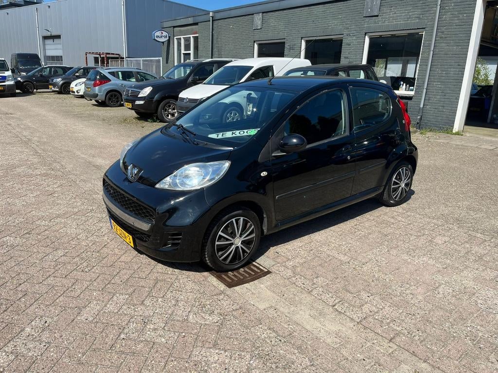 Peugeot 107 1.0 12V 5DR 2009 Zwart Airco APK, Auto's, Voorwielaandrijving, Metallic lak, 4 stoelen, Origineel Nederlands