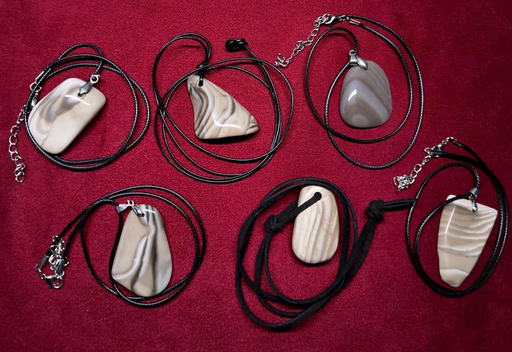 Gestreepte vuursteen hanger – handgemaakt, Sieraden, Tassen en Uiterlijk, Oorbellen, Ophalen of Verzenden, Nieuw, Overige materialen