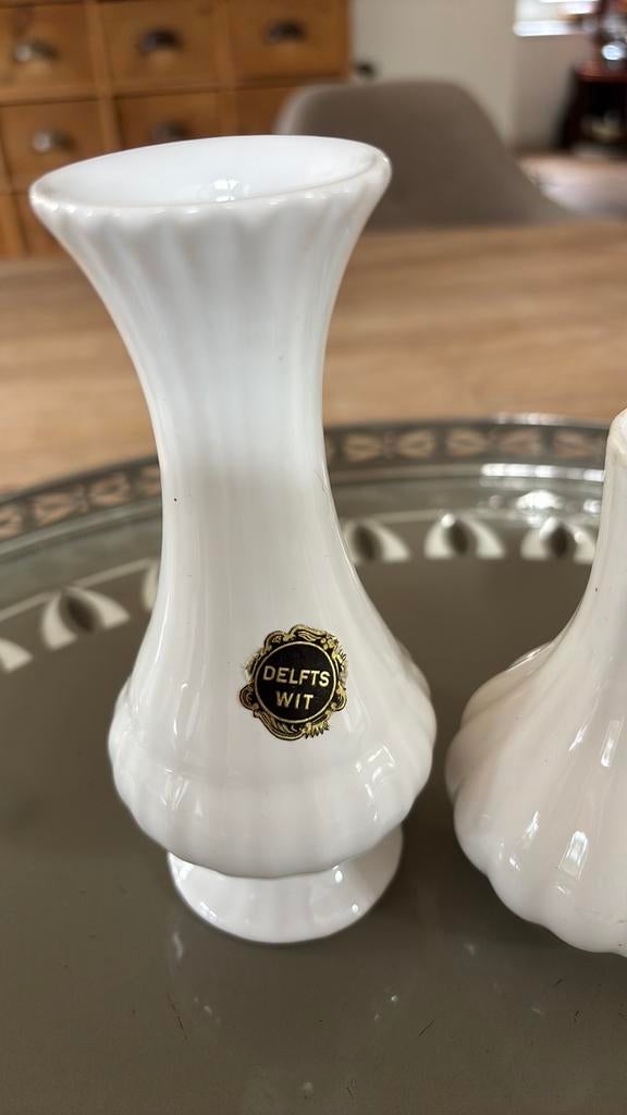 Delfts witte vaasjes, Wit, Aardewerk of Porselein, Ophalen of Verzenden, Zo goed als nieuw