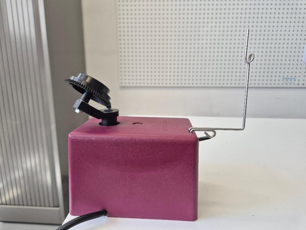 Koorden Van Draad Voor Het Breien Smaragdgroene Kleur En Haken Voor Het Breien Smaragdgroene Kleur En Haken Lig Op Een Klaar Gebreid Product 112698925