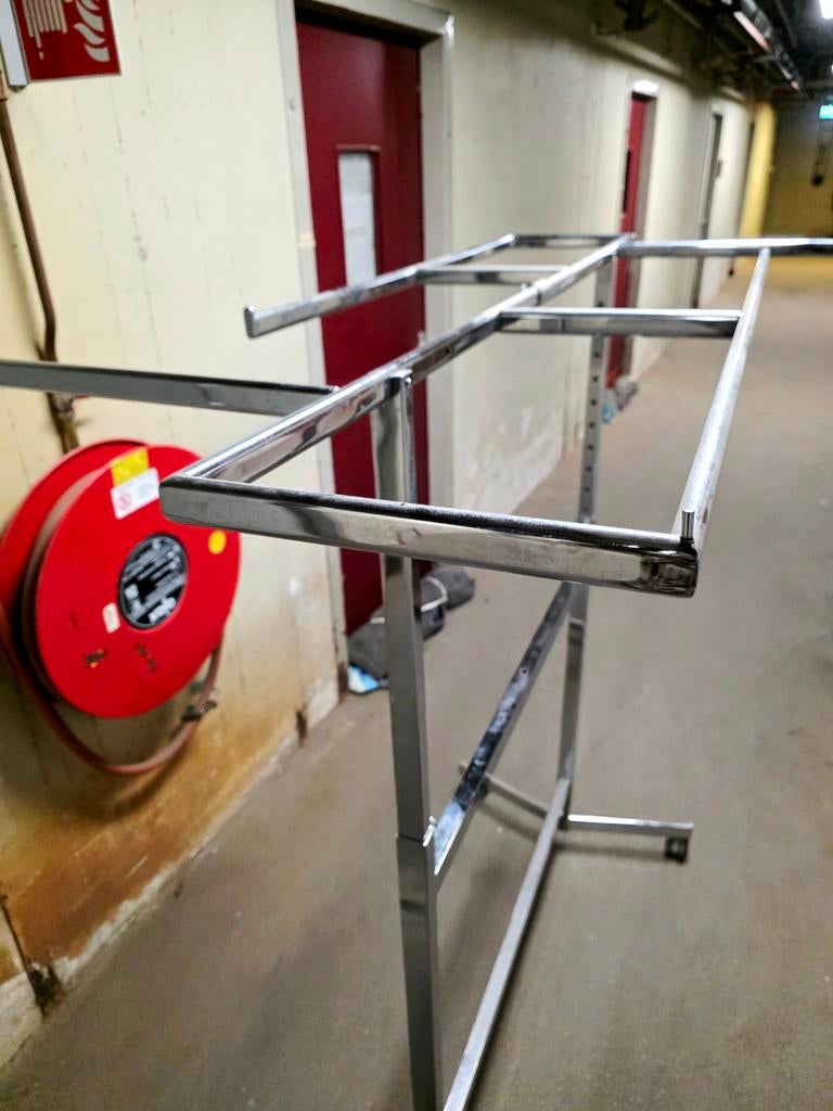 Clothing rack with double rod. Kledingrek, Kleding | Dames, Kledingrekken, Ophalen