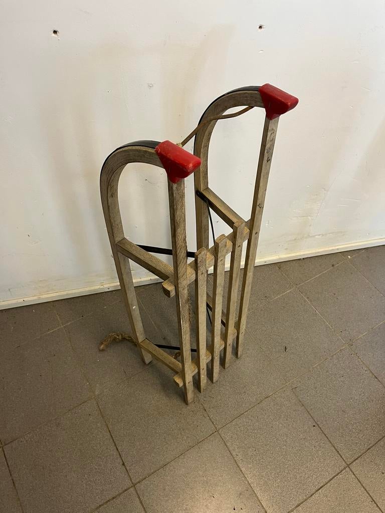 Vintage houten slee met rode handvatten, Kinderen en Baby's, Speelgoed | Buiten | Sleeën, Ophalen, Gebruikt, Hout