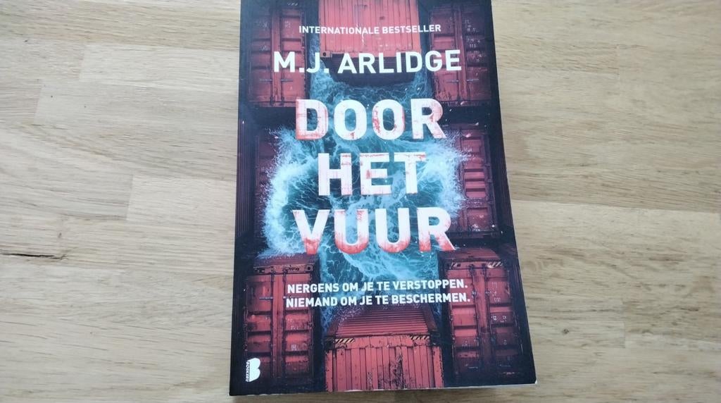 Door het vuur van Arlidge, Boeken, Ophalen of Verzenden, Zo goed als nieuw, M.J. Arlidge