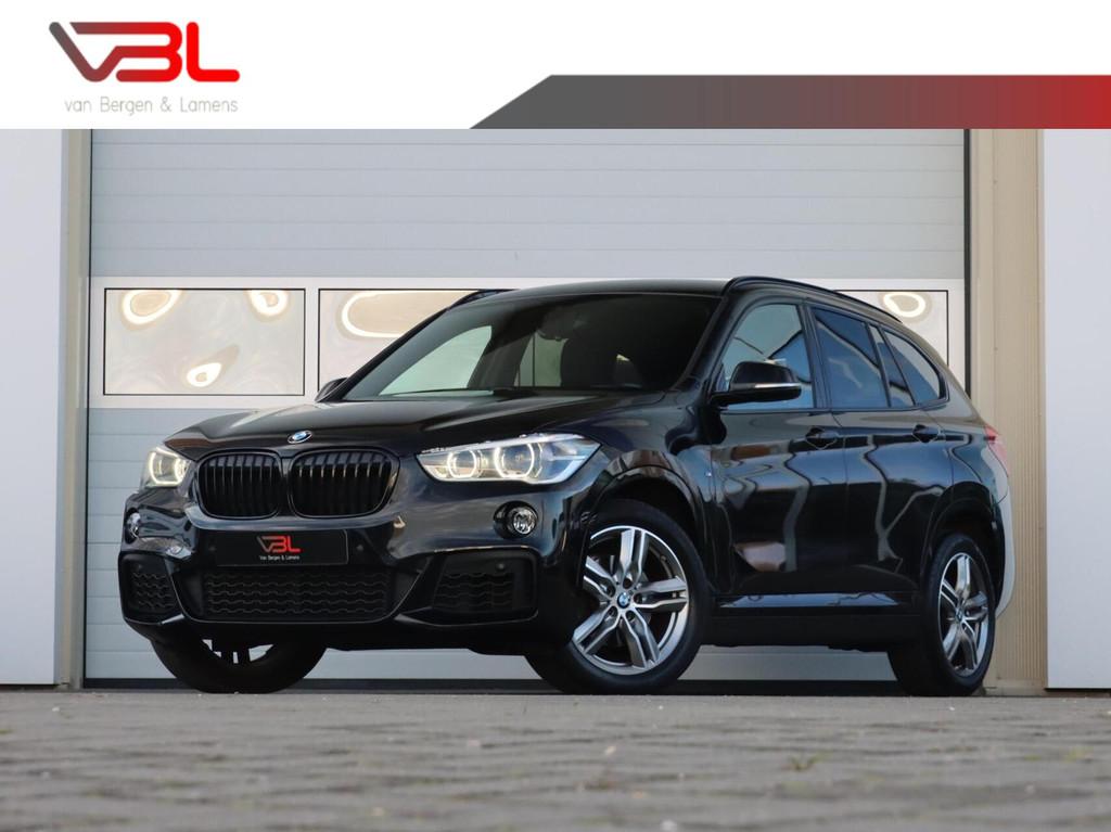 BMW X1 sDrive18i High Executive M-sport | Shadowline, Gebruikt, Met garantie (alle), Alcantara, Zwart
