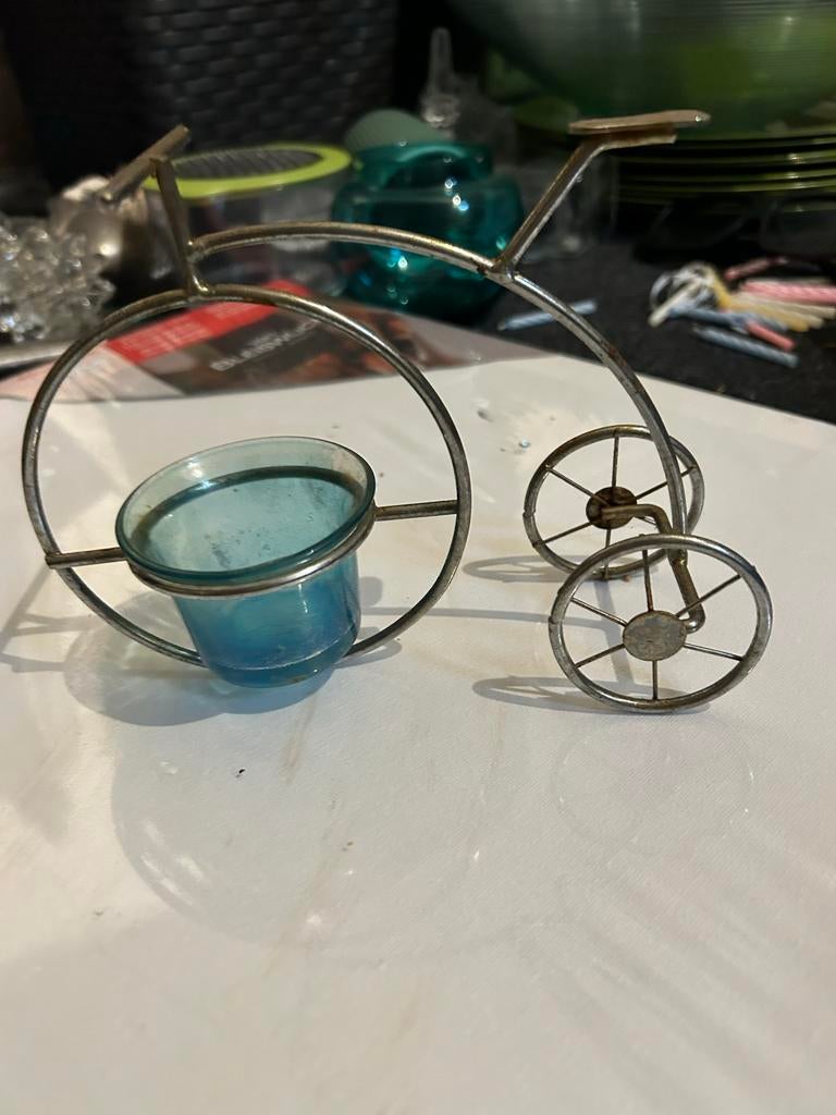 Unieke kandelaar in de vorm van een fietsje met blauw glas, Ophalen of Verzenden, Overige materialen