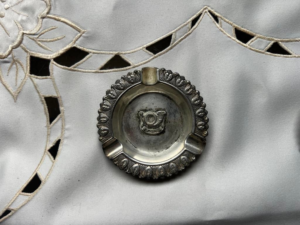 Twee zilverkleurige asbakken met posthoorn, Ophalen of Verzenden, Zilver