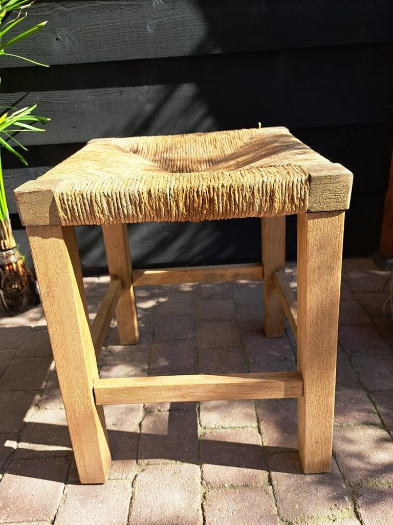 Massief houten krukje met biezen zitting, Huis en Inrichting, Krukjes, Ophalen of Verzenden, Gebruikt, Hout