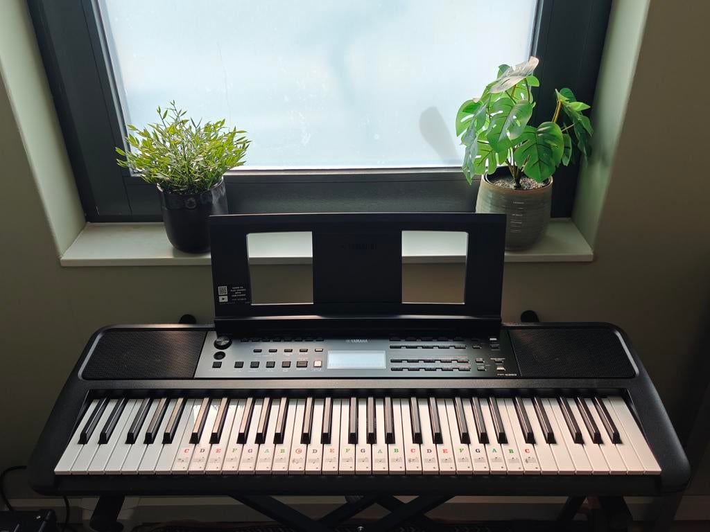 Yamaha keyboard met adapter en bladmuziek standaard, Ophalen, 61 toetsen, Yamaha, Zo goed als nieuw