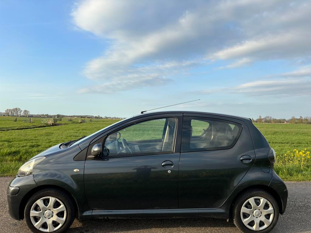 Toyota Aygo 1.0 12V Vvt-i 5DRS 2009 Grijs apk 2027 maart, Auto's, Voorwielaandrijving, 4 stoelen, 68 pk, Origineel Nederlands