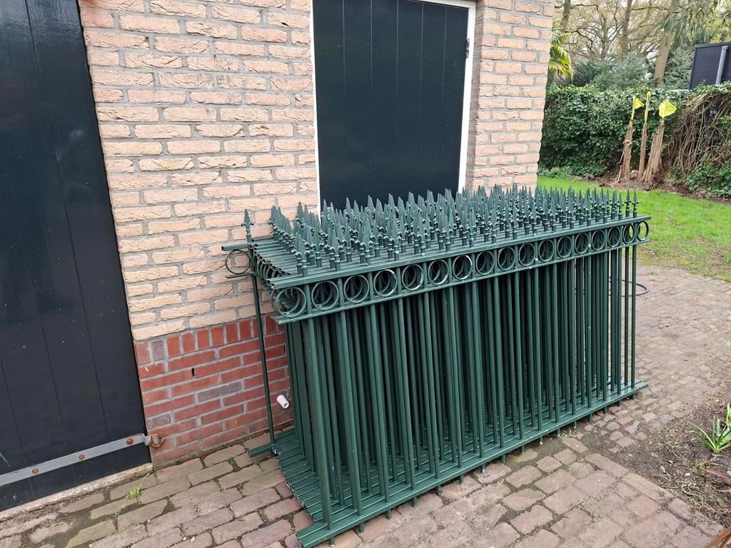 Mooi sierhekwerk, zware kwaliteit, 30 meter met palen, Tuin en Terras, Ophalen of Verzenden, Gebruikt, IJzer, Sierhekwerk
