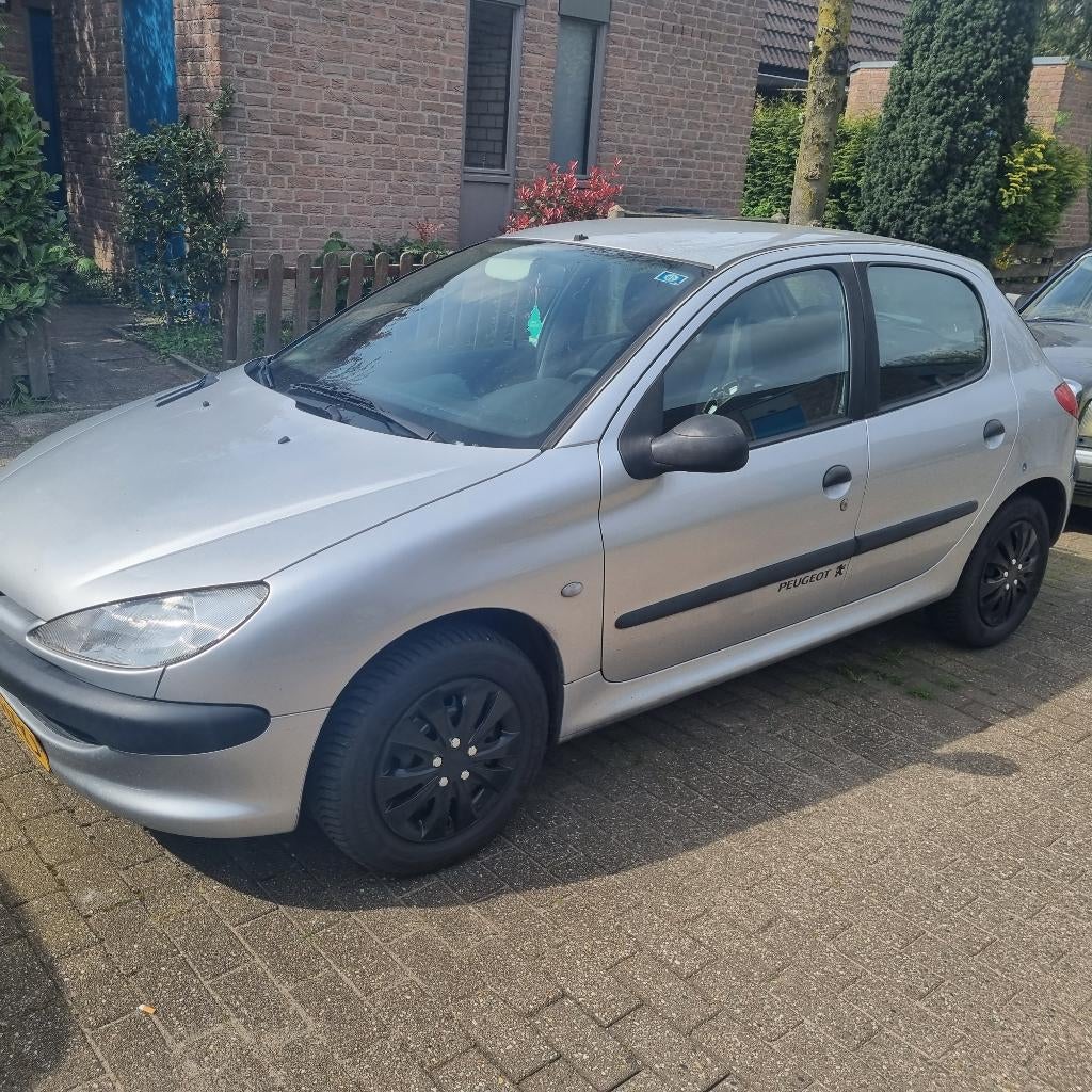 Peugeot 206 1.4 5D 2002 Grijs APK tot 08-03-2027, Auto's, Peugeot, Voorwielaandrijving, Stof, 31 €/maand, 4 cilinders