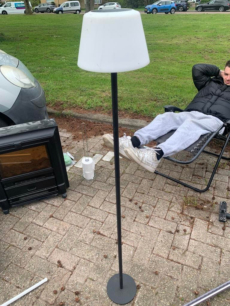 Witte (tuin) vloerlamp led met zwarte voet op zonne-energie, Ophalen, Gebruikt, Kunststof, 150 tot 200 cm