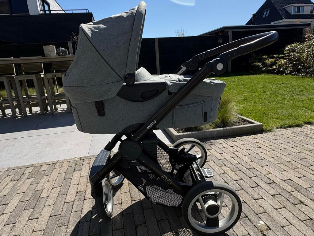 Mutsy Evo kinderwagen grijs met reiswieg en accessoires, Ophalen, Gebruikt, Combiwagen, Met reiswieg