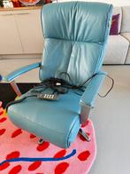 Blauwe relaxfauteuil met afstandsbediening prominent, Ophalen