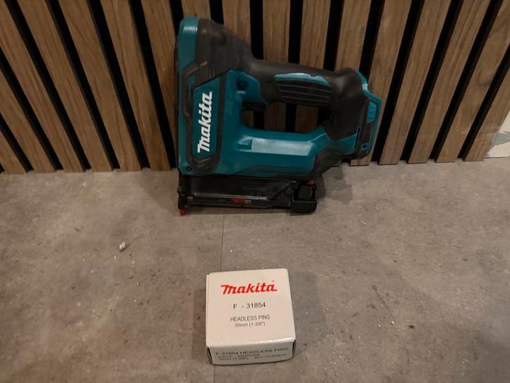 Makita DPT353 Brad tacker met doosje brads, Doe-het-zelf en Verbouw, Gereedschap | Handgereedschap, Zo goed als nieuw, Ophalen of Verzenden