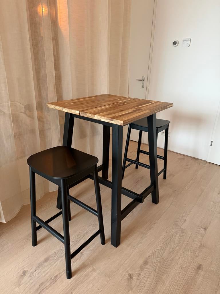 TYBYN bar tafel met 2 Rönninge bar krukken - IKEA, Ophalen, Zo goed als nieuw, Inclusief barstoelen