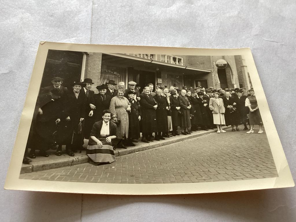 van groep mensen voor gebouw met Amstel Bier afm is 6x9 cm, Gebruikt, Foto, Ophalen of Verzenden, Voor 1940