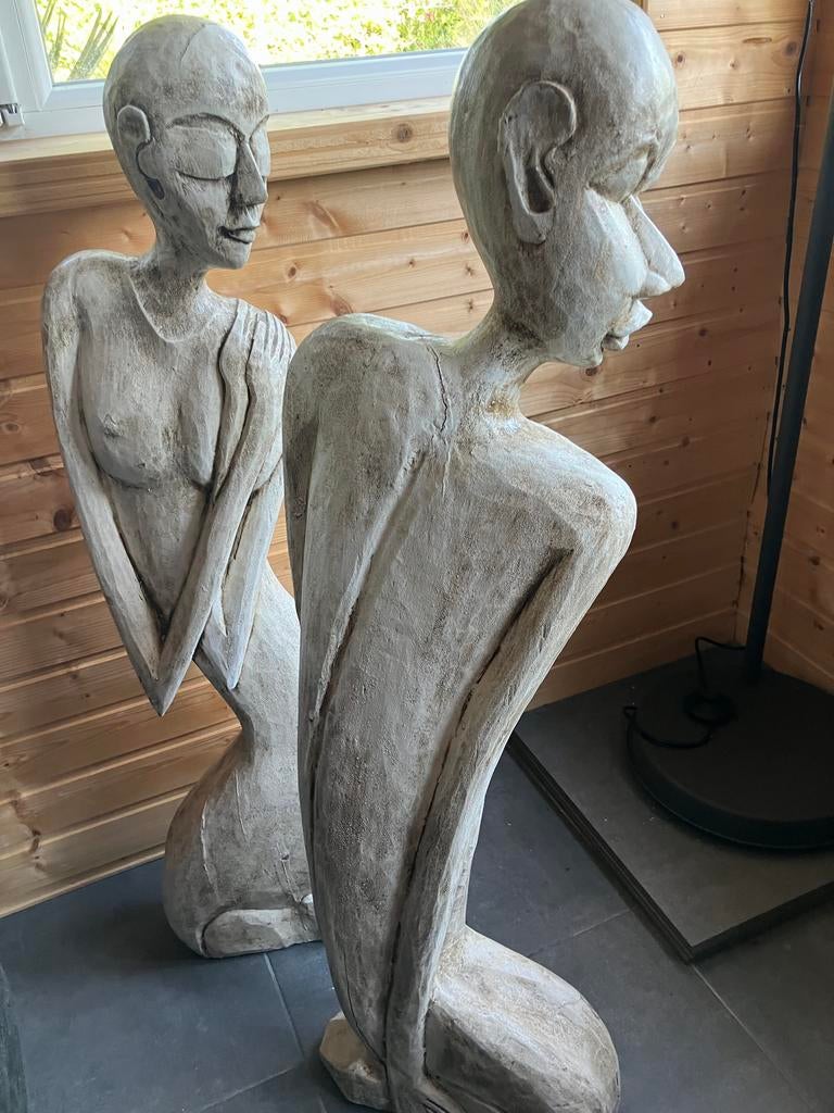 Twee houten beelden van figuren, Antiek en Kunst, Kunst | Beelden en Houtsnijwerken, Ophalen, Groep mensen, 50 - 100 cm, Handgemaakt