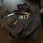 Fear of God Essentials 1977 Iron Black - volledige set -  S, Kleding | Heren, Ophalen of Verzenden, Nieuw, Maat 46 (S) of kleiner