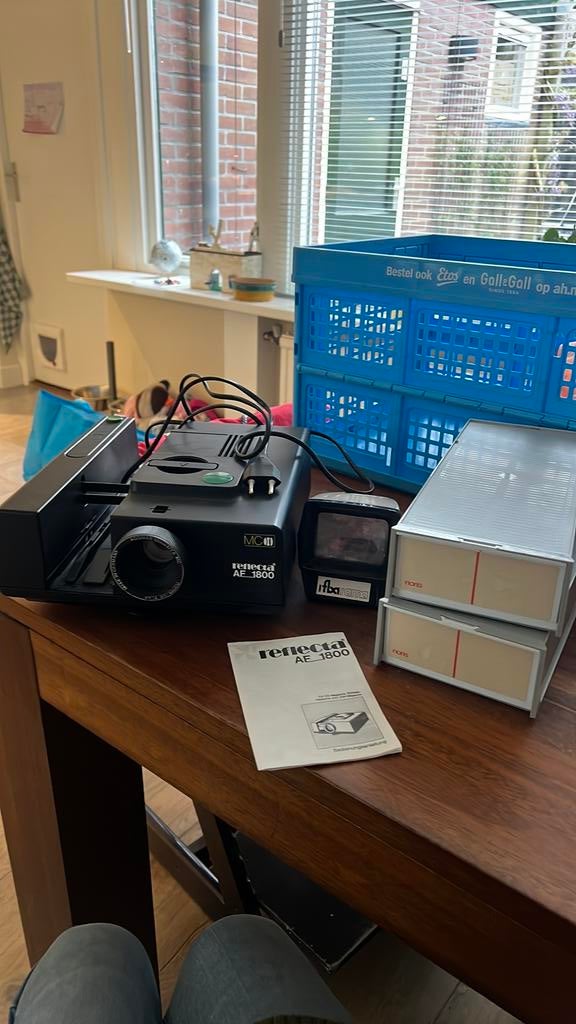 Laatste kans! Reflecta AF 1800 dia-apparaat + 2 sledes, Ophalen of Verzenden, Zo goed als nieuw