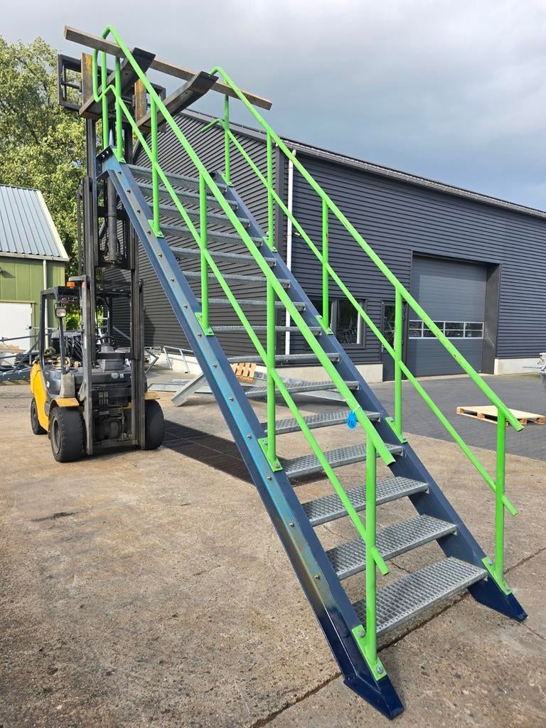 Stalen trap groen/blauw. Hoog 3,25 mtr. Nob134, Doe-het-zelf en Verbouw, Ladders en Trappen, Ophalen, 2 tot 4 meter