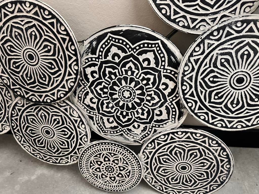 Metalen wanddecoratie grijs/wit met mandala patroon, Ophalen of Verzenden, Zo goed als nieuw
