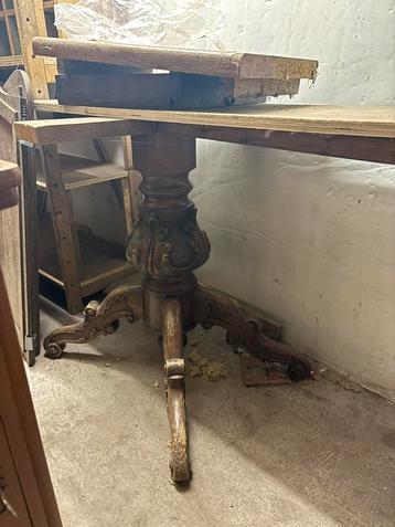 Antieke tafel beschikbaar voor biedingen