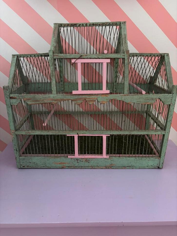 Antieke mooie vogelhuis met kunstgras mat, Antiek en Kunst, Antiek | Woonaccessoires, Ophalen