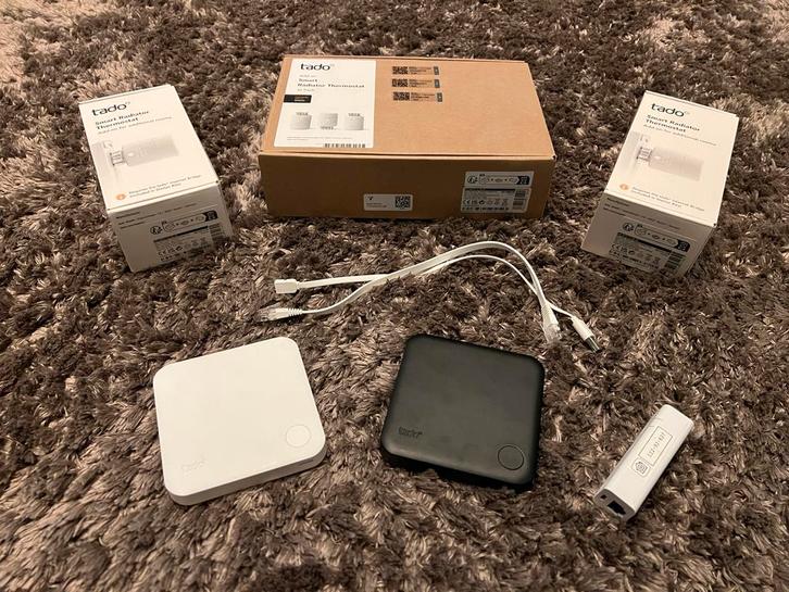 Tado V3+ Starterkit met 2 thermostaten & 5 radiatorknoppen, Doe-het-zelf en Verbouw, Thermostaten, Zo goed als nieuw, Slimme thermostaat