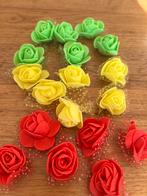 18 Roosjes 3cm rood geel groen schuim carnaval, Ophalen of Verzenden, Nieuw, Carnaval