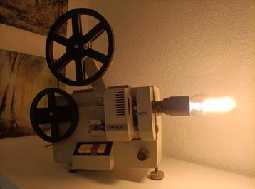 Vintage Filmprojektor uit de Sovjet-Unie omgebouwd tot lamp. beschikbaar voor biedingen