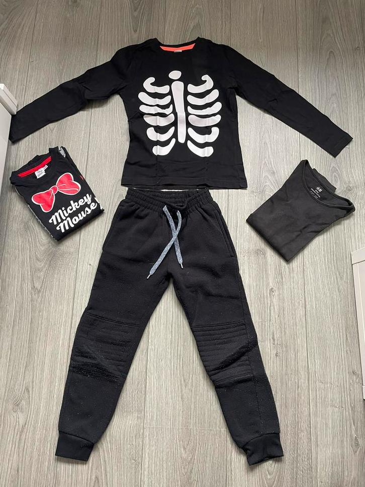 Setje 4 stuks kleding oa zwarte skelet longsleeve mt 110-116, Kinderen en Baby's, Carnavalskleding en Verkleedspullen, Zo goed als nieuw