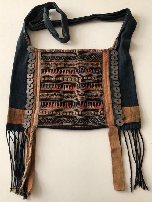 Oud  tasje van de Akha met muntjes, Antiek en Kunst, Kunst | Niet-Westerse kunst, Ophalen of Verzenden