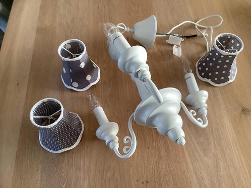 Wit hout Kroonluchter met Kapjes voor Kinderkamer - Lief, Huis en Inrichting, Lampen | Kroonluchters, Gebruikt, Hout, Ophalen of Verzenden