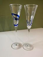 2 handgeblazen champagne flutes met blauwe accenten erin, Huis en Inrichting, Keuken | Servies, Glas, Overige stijlen, Glas of Glazen