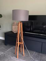 2 houten staande lampen met stoffen kap met doorsnede 45 cm, Huis en Inrichting, Lampen | Vloerlampen, 150 tot 200 cm, Gebruikt