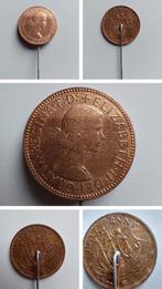 Britse bronzen munt met Koningin Elizabeth ll op speld 1957, Ophalen of Verzenden, Gebruikt, Transport