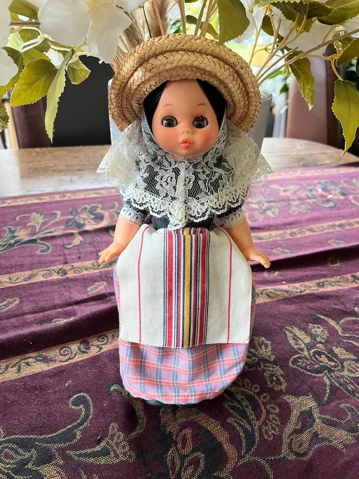 Vintage Pop in Klederdracht, Antiek en Kunst, Antiek | Speelgoed, Ophalen of Verzenden