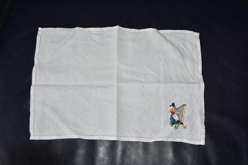 Brocante kleedje geborduurd met in klederdracht vrouw Wales, Antiek en Kunst, Antiek | Kleden en Textiel, Ophalen of Verzenden