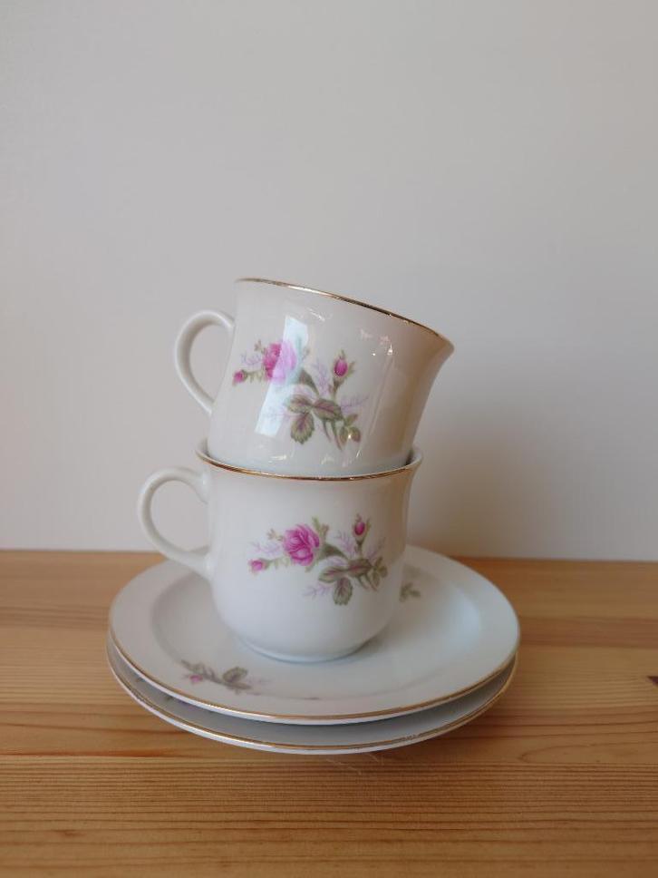 vintage porseleinen 2 kop en schotel theeset met rozenmotief, Verzamelen, Porselein, Kristal en Bestek, Gebruikt, Kop en/of schotel