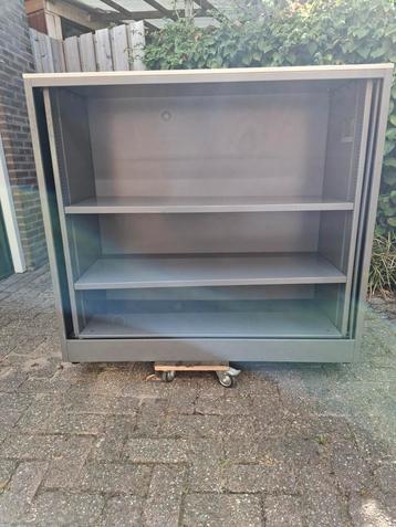 Grijze archiefkast staal.  beschikbaar voor biedingen