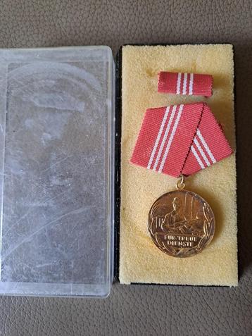 diverse doosjes DDR onderscheidingen beschikbaar voor biedingen