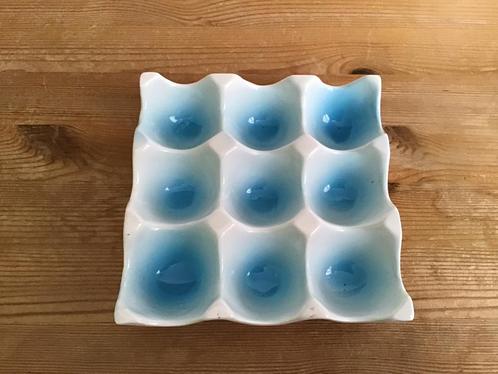 Eierschaal. Serveer bord voor 9 eieren., Huis en Inrichting, Keuken | Servies, Zo goed als nieuw, Overige stijlen, Aardewerk, Ophalen of Verzenden