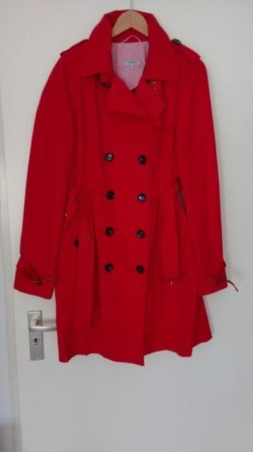 Anna van Toor tussen jas, trenchcoat signaalrood beschikbaar voor biedingen