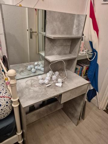 Kaptafel met verlichting + kruk beschikbaar voor biedingen