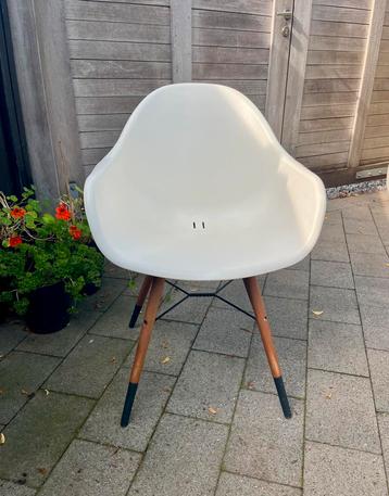 Kuipstoel wit met houten poten GRATIS beschikbaar voor biedingen