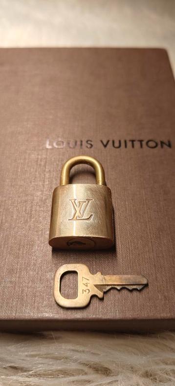 Louis Vuitton hangslot met sleutel (no. 347) beschikbaar voor biedingen