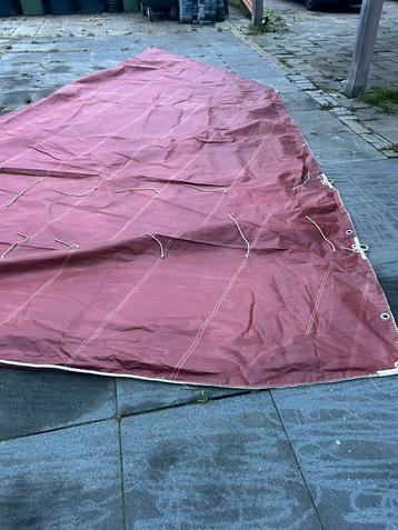 Bruin grootzeil beschikbaar voor biedingen