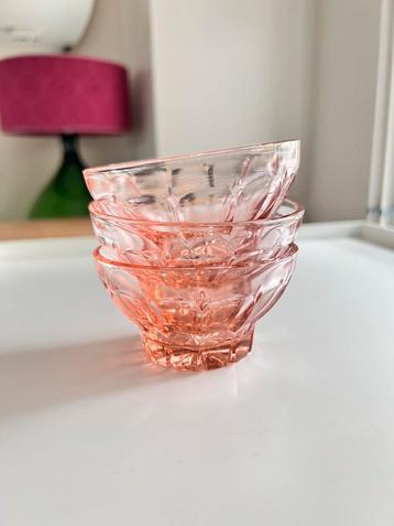 Mooie vintage roze dessertschaaltjes beschikbaar voor biedingen